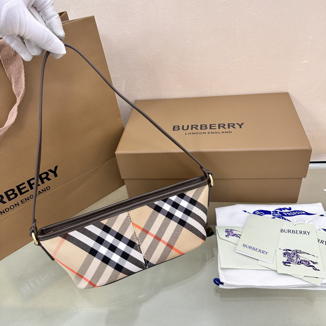 Burberry Premium Original B's latest armpit bag, clutch bag, multiple uses, made of soft cotton twill fabric. Decorative jacquard worsted is B’s