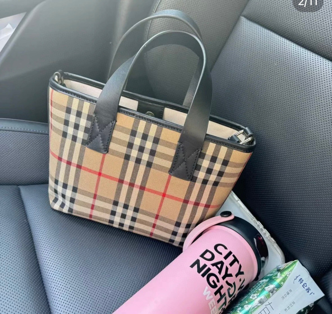 Check out the latest tote bag from Brand B, don't just admire it, take action! This Burberry tote bag caught my eye at first glance, it's a stylish essential for daily commuting! Every time I go out, it's a must-have accessory for me, super versatile and practical. Its size is just right, 25x18, perfect for carrying my daily essentials. The design is simple yet elegant, with a touch of fashion, I just love it more and more as I use it! image 1