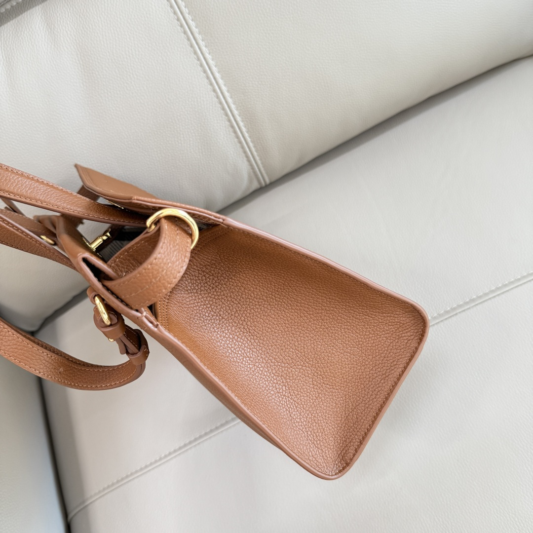 Burberry 中号 B家新款托特包 用于意大利进口粒纹小牛皮面料打造 搭配棉质混纺内衬