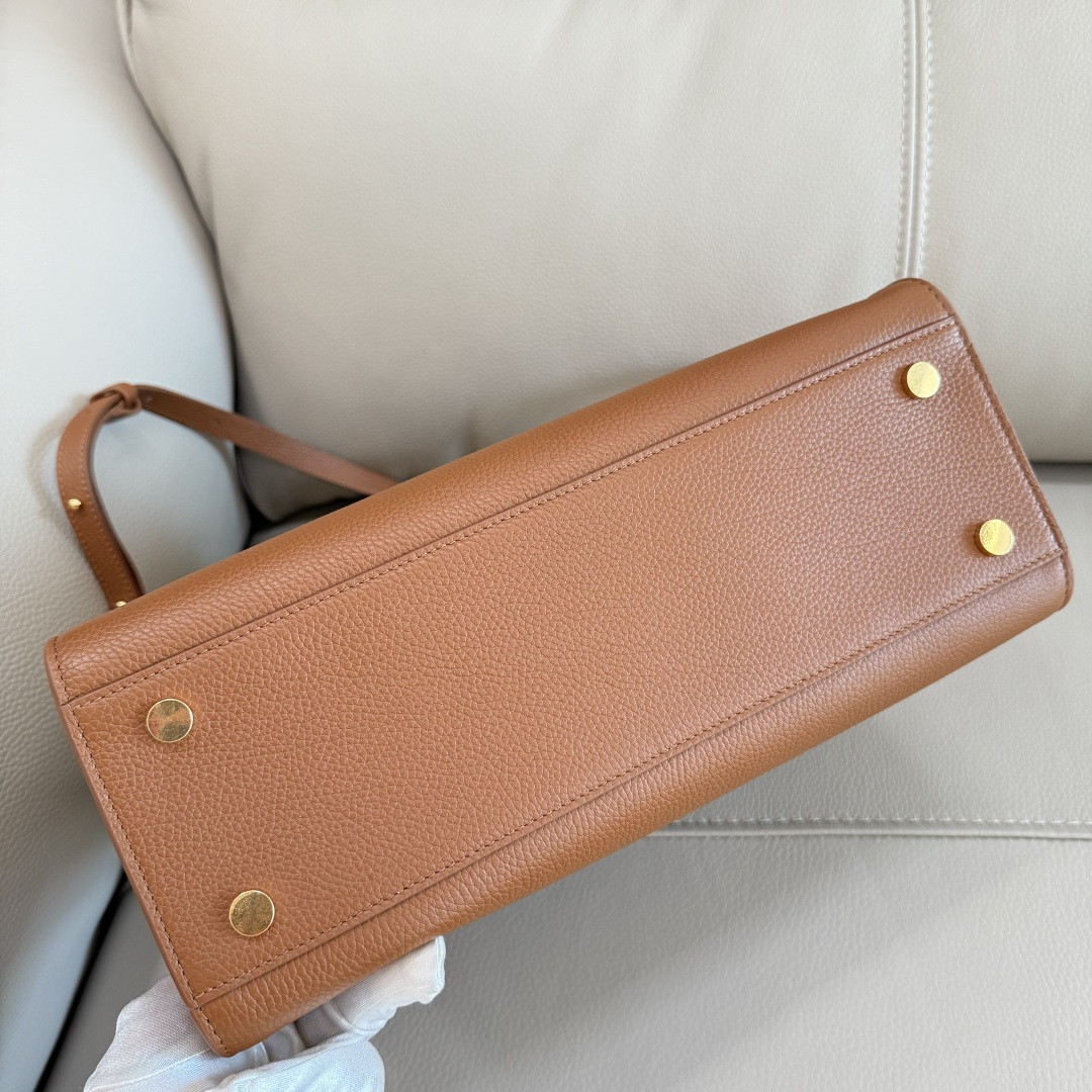 Burberry 中号 B家新款托特包 用于意大利进口粒纹小牛皮面料打造 搭配棉质混纺内衬