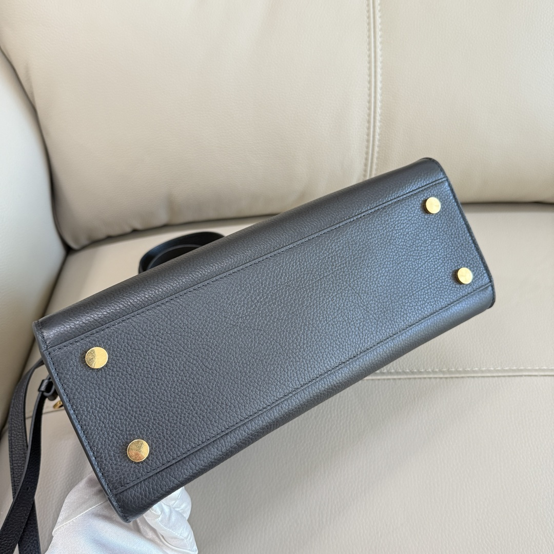 Burberry 中号 B家新款托特包 用于意大利进口粒纹小牛皮面料打造 搭配棉质混纺内衬