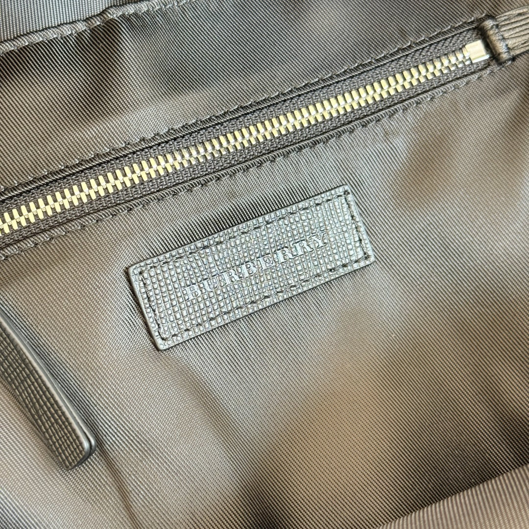 Bur London 格纹双肩包 - 牛皮飾りと多機能ポケット付き