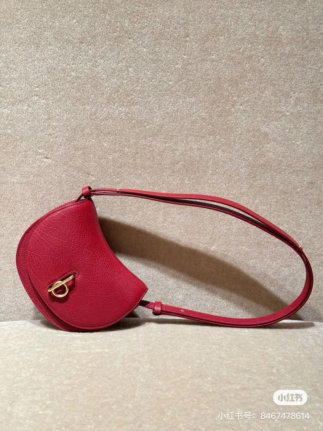 The look of the new RockingHorse saddle bag
Really super literary and intellectual@
The half-moon arc on the top of the bag is inspired by the rock and roll horses of childhood, making the round shape of the bag extra unique and fashionable.
The newly designed letter B-shaped lock is also in line with the current popular simple, quiet and luxurious style.
Small size 19 photo 1