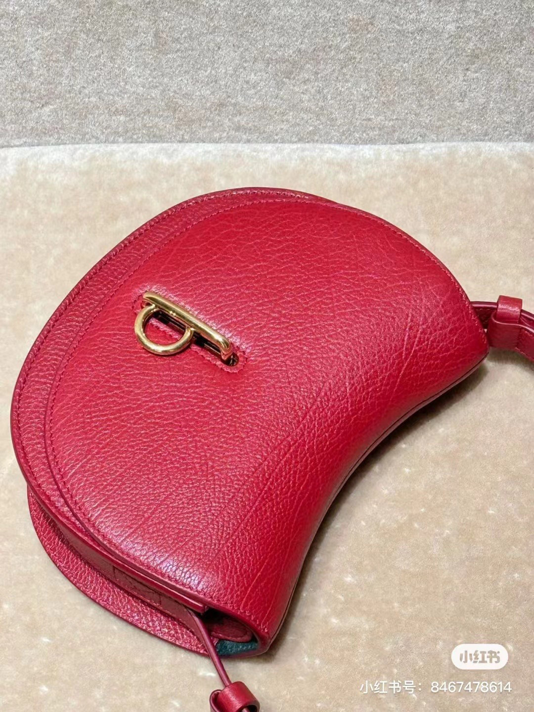 The look of the new RockingHorse saddle bag
Really super literary and intellectual@
The half-moon arc on the top of the bag is inspired by the rock and roll horses of childhood, making the round shape of the bag extra unique and fashionable.
The newly designed letter B-shaped lock is also in line with the current popular simple, quiet and luxurious style.
Small size 19 photo 2