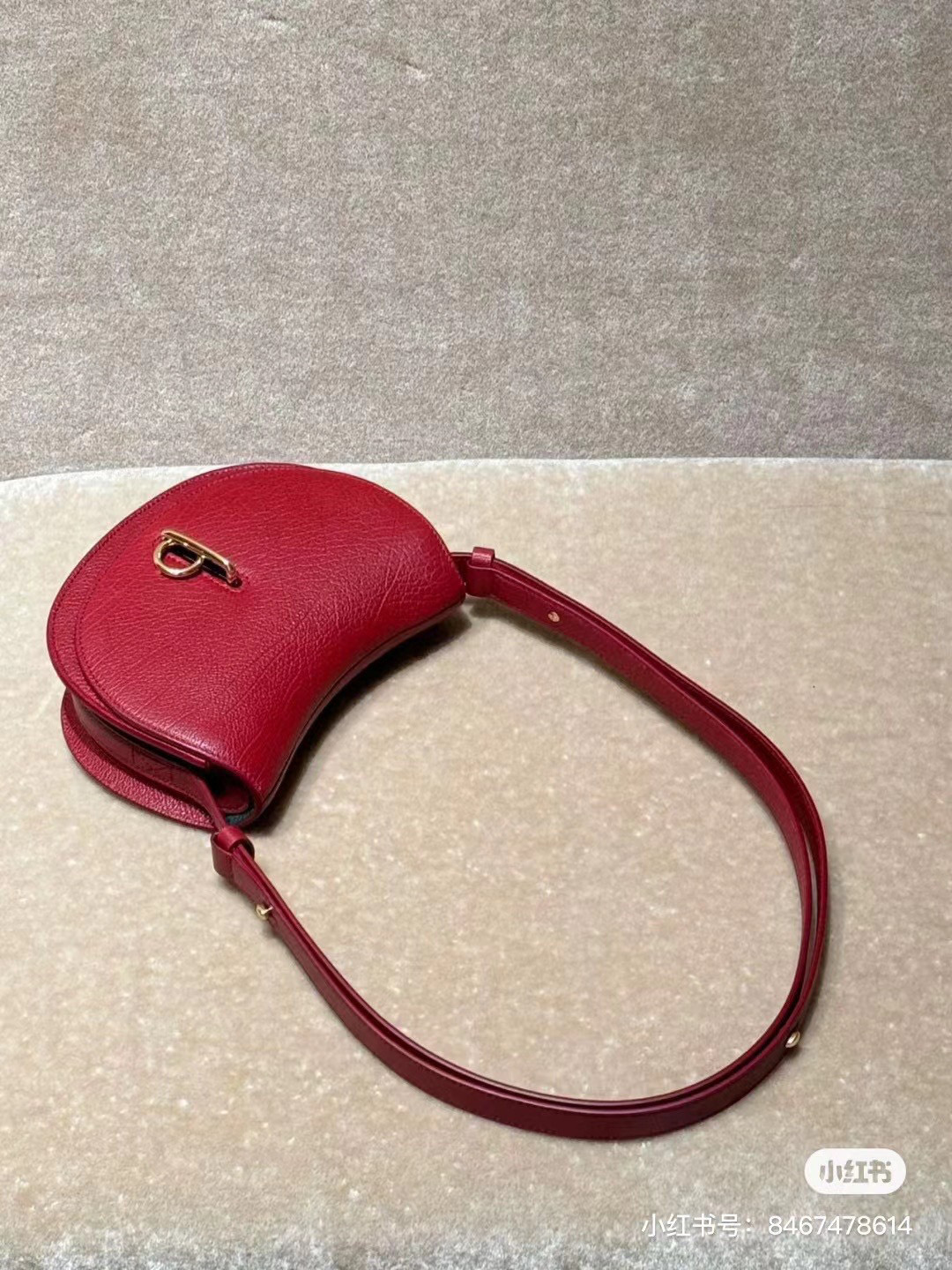 The look of the new RockingHorse saddle bag
Really super literary and intellectual@
The half-moon arc on the top of the bag is inspired by the rock and roll horses of childhood, making the round shape of the bag extra unique and fashionable.
The newly designed letter B-shaped lock is also in line with the current popular simple, quiet and luxurious style.
Small size 19 photo 3
