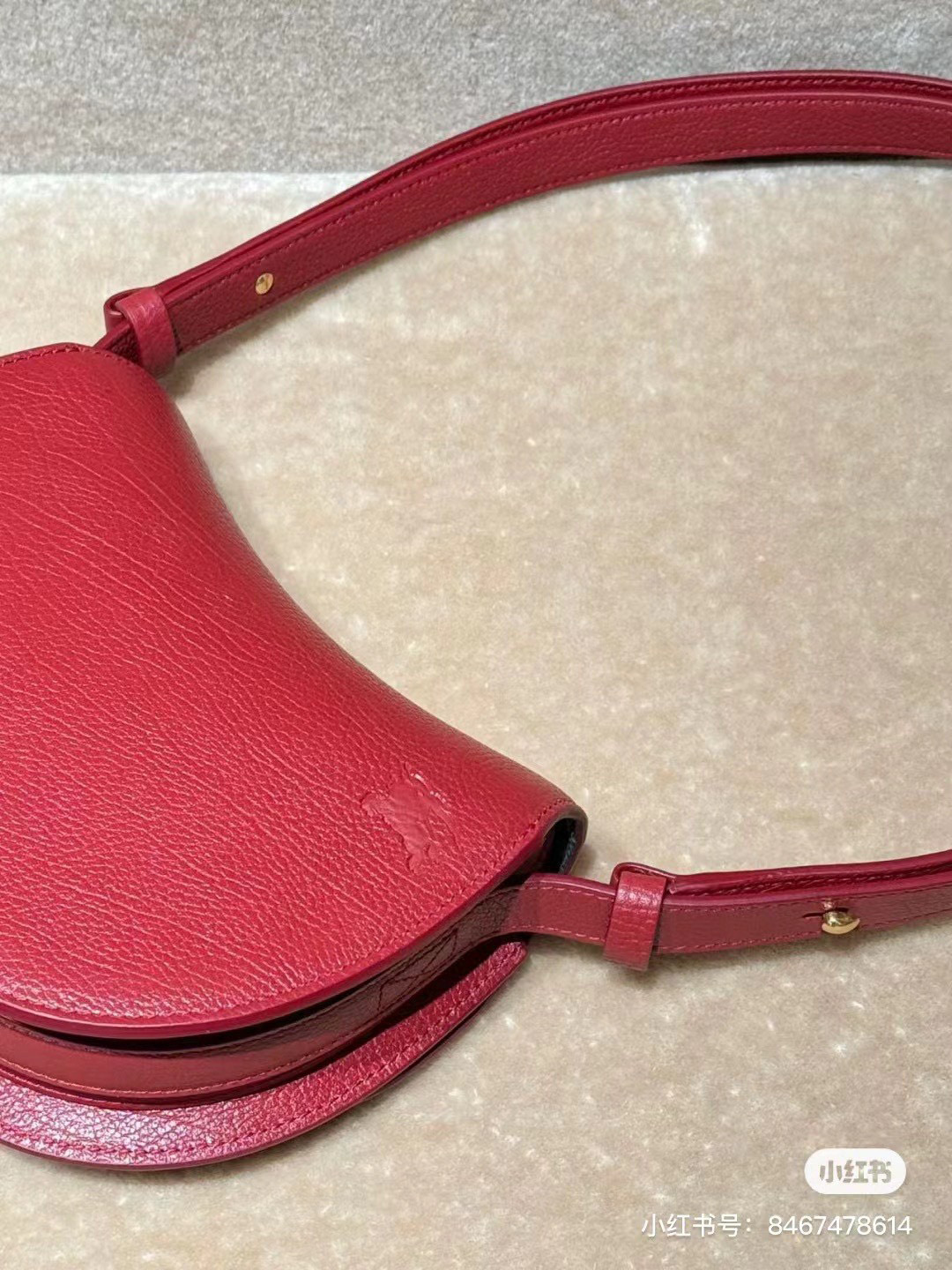 The look of the new RockingHorse saddle bag
Really super literary and intellectual@
The half-moon arc on the top of the bag is inspired by the rock and roll horses of childhood, making the round shape of the bag extra unique and fashionable.
The newly designed letter B-shaped lock is also in line with the current popular simple, quiet and luxurious style.
Small size 19 photo 4
