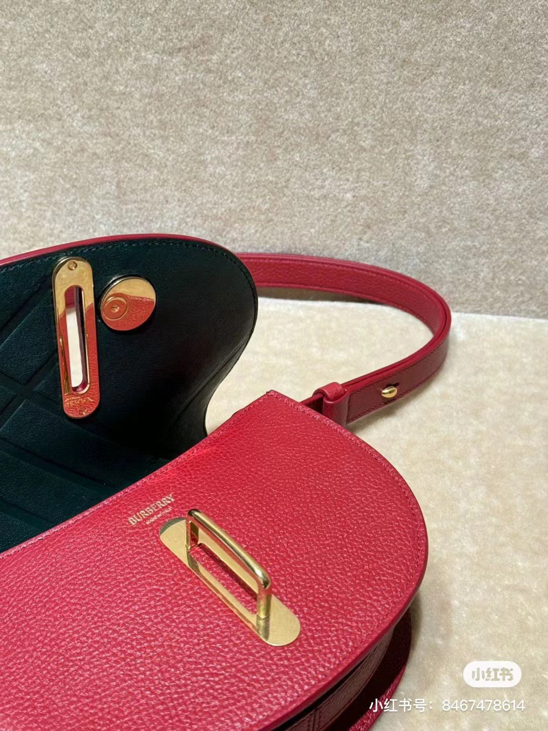 The look of the new RockingHorse saddle bag
Really super literary and intellectual@
The half-moon arc on the top of the bag is inspired by the rock and roll horses of childhood, making the round shape of the bag extra unique and fashionable.
The newly designed letter B-shaped lock is also in line with the current popular simple, quiet and luxurious style.
Small size 19 photo 5