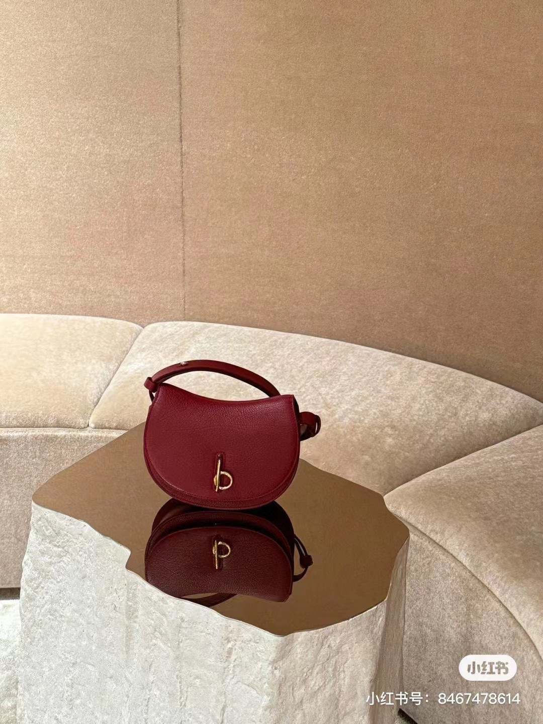 The look of the new RockingHorse saddle bag
Really super literary and intellectual@
The half-moon arc on the top of the bag is inspired by the rock and roll horses of childhood, making the round shape of the bag extra unique and fashionable.
The newly designed letter B-shaped lock is also in line with the current popular simple, quiet and luxurious style.
Small size 19