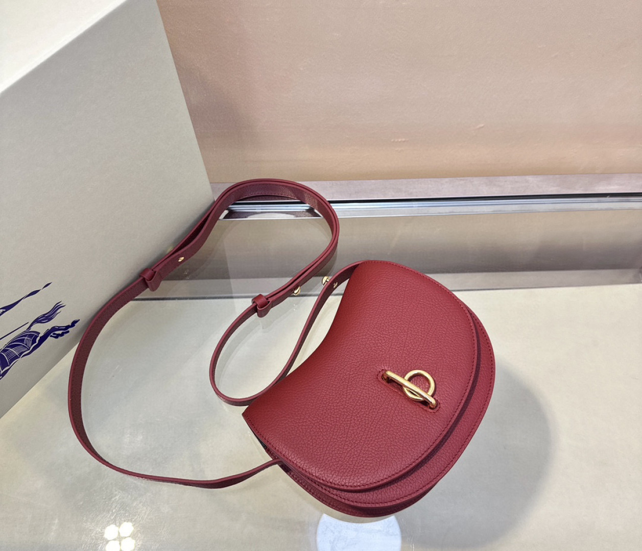 The look of the new RockingHorse saddle bag
Really super literary and intellectual@
The half-moon arc on the top of the bag is inspired by the rock and roll horses of childhood, making the round shape of the bag extra unique and fashionable.
The newly designed letter B-shaped lock is also in line with the current popular simple, quiet and luxurious style.
Small size 19 photo 7