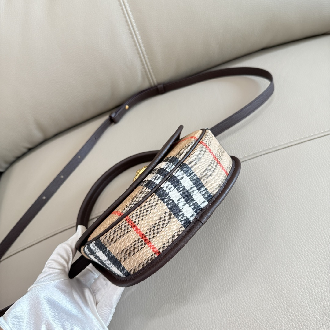 Burberry 新款迷你 Highlands精巧包款 汲取户外设计理念打造 选用棉质亚麻混纺面料