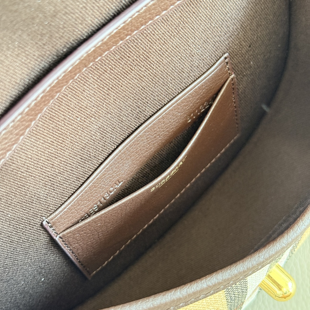 Burberry 新款迷你 Highlands精巧包款 汲取户外设计理念打造 选用棉质亚麻混纺面料