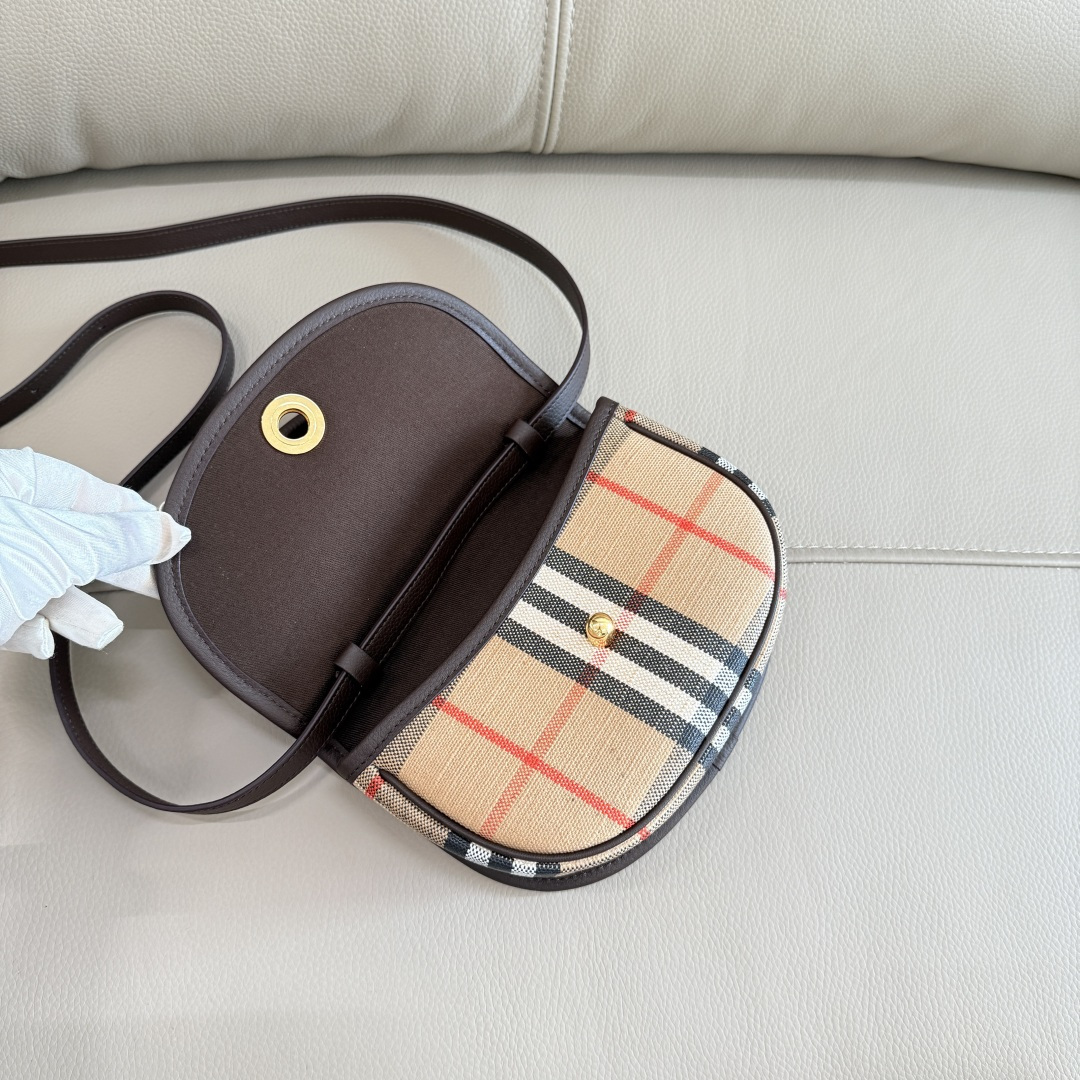 Burberry 新款迷你 Highlands精巧包款 汲取户外设计理念打造 选用棉质亚麻混纺面料
