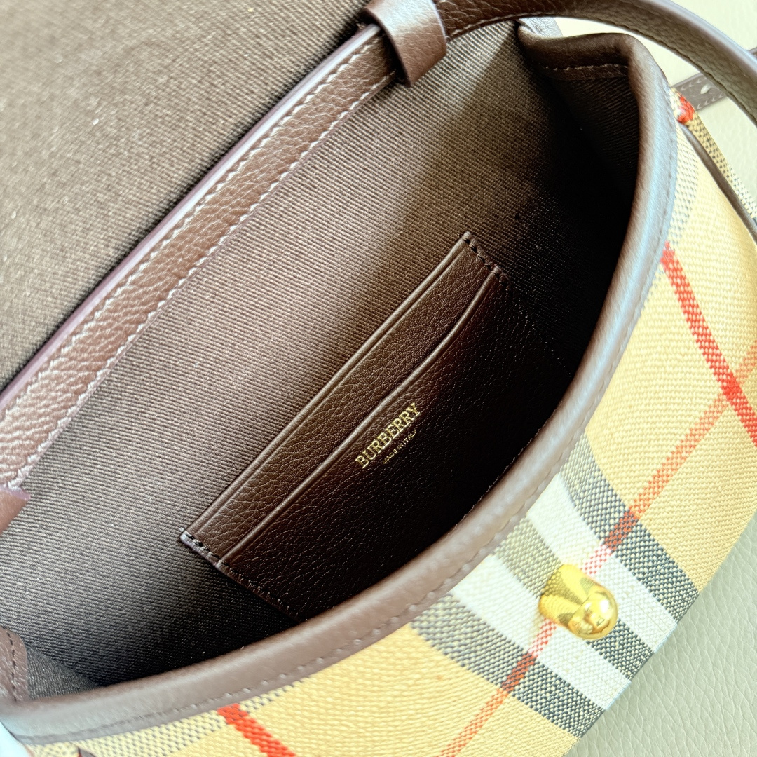 Burberry 新款迷你 Highlands精巧包款 汲取户外设计理念打造 选用棉质亚麻混纺面料