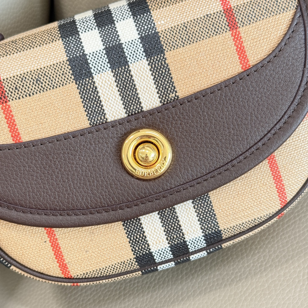 Burberry 新款迷你 Highlands精巧包款 汲取户外设计理念打造 选用棉质亚麻混纺面料
