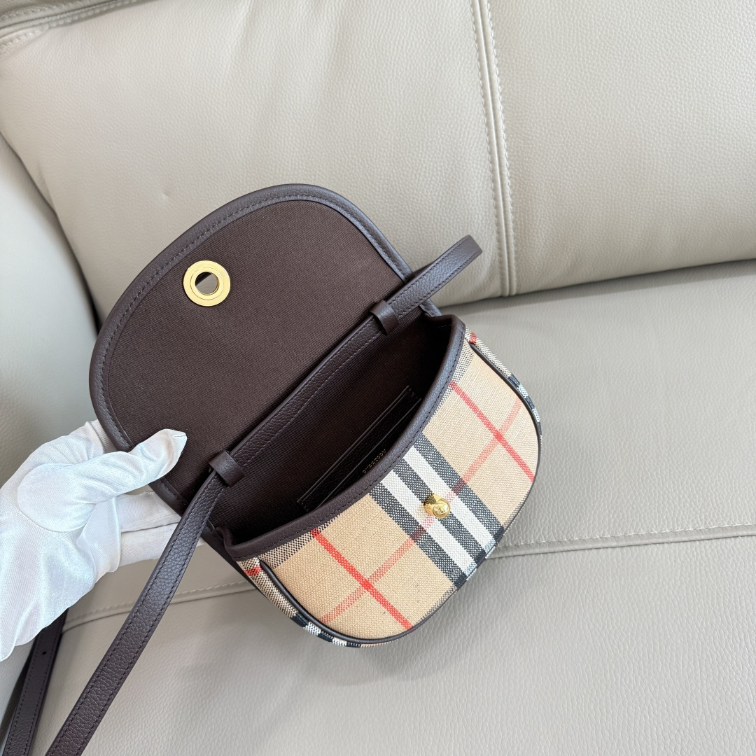 Burberry 新款迷你 Highlands精巧包款 汲取户外设计理念打造 选用棉质亚麻混纺面料