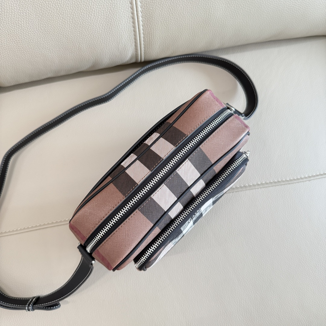 Burberry B家最新啡格斜背包 装饰品牌大号格纹和徽标设计 设有可拆式缉明线皮革背带