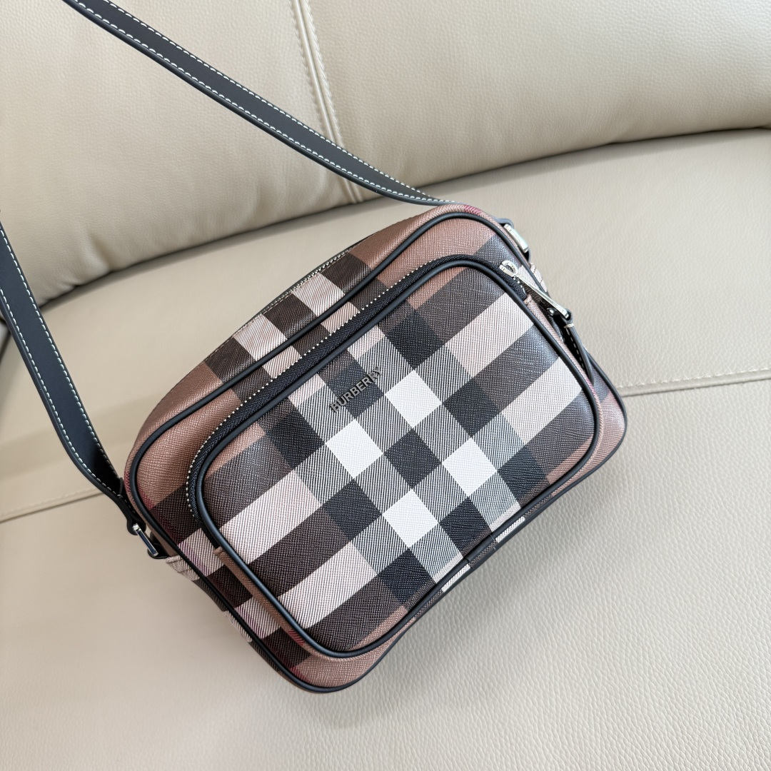 Burberry B家最新啡格斜背包 装饰品牌大号格纹和徽标设计 设有可拆式缉明线皮革背带