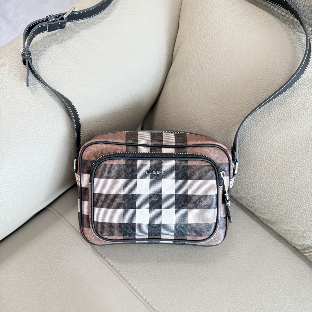 Burberry B家最新啡格斜背包 装饰品牌大号格纹和徽标设计 设有可拆式缉明线皮革背带