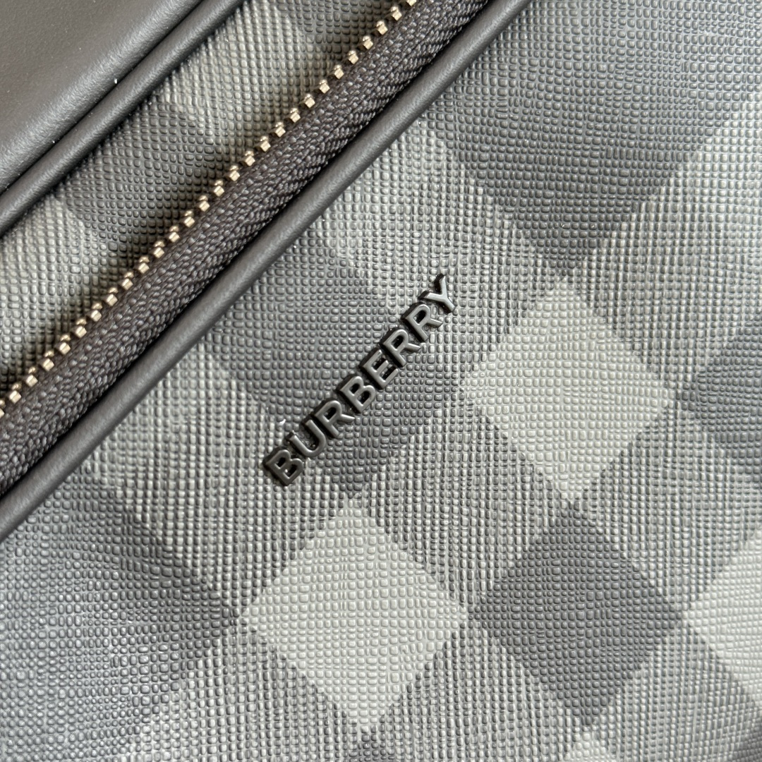 Burberry B家最新碳灰斜背包 装饰品牌大号格纹和徽标设计 设有可拆式缉明线皮革背带