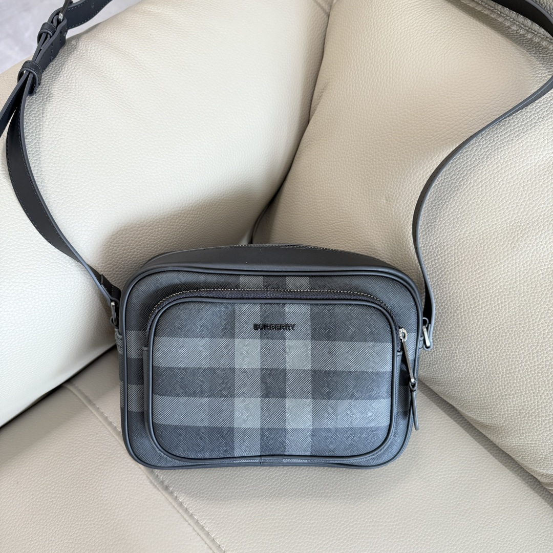 Burberry B家最新碳灰斜背包 装饰品牌大号格纹和徽标设计 设有可拆式缉明线皮革背带