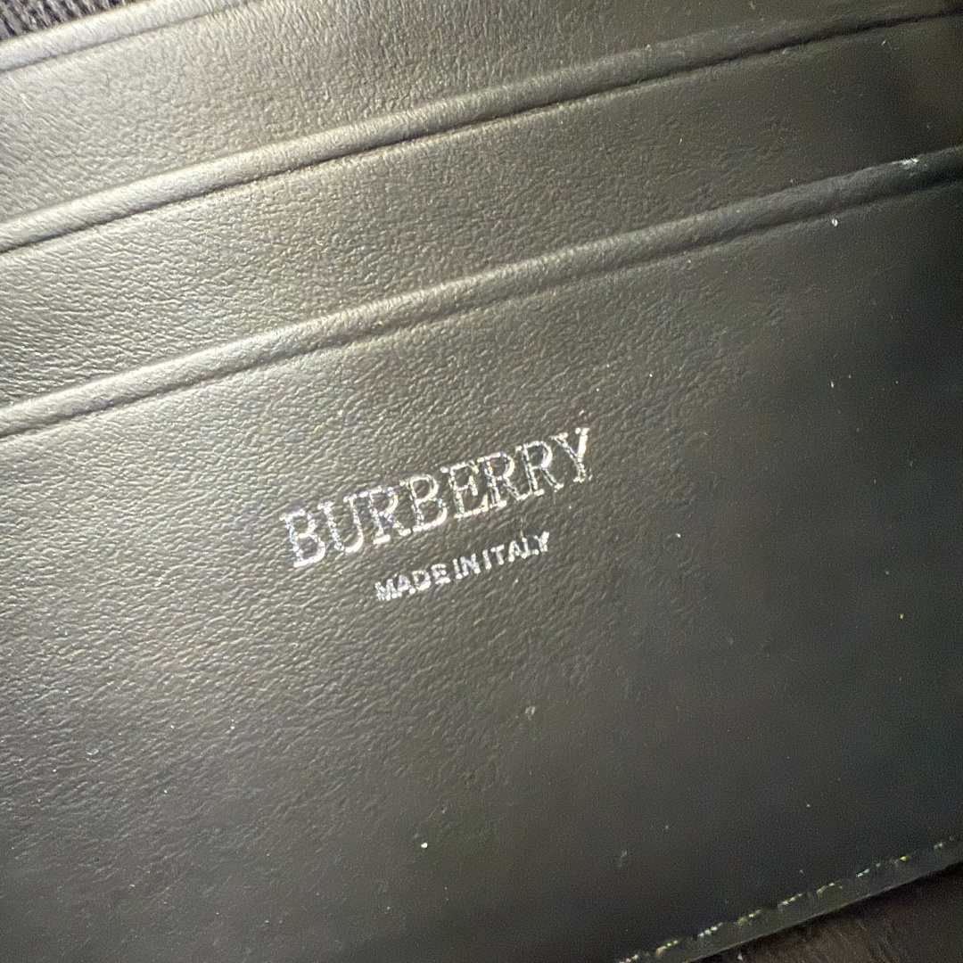 Burberry B家最新碳灰斜背包 装饰品牌大号格纹和徽标设计 设有可拆式缉明线皮革背带