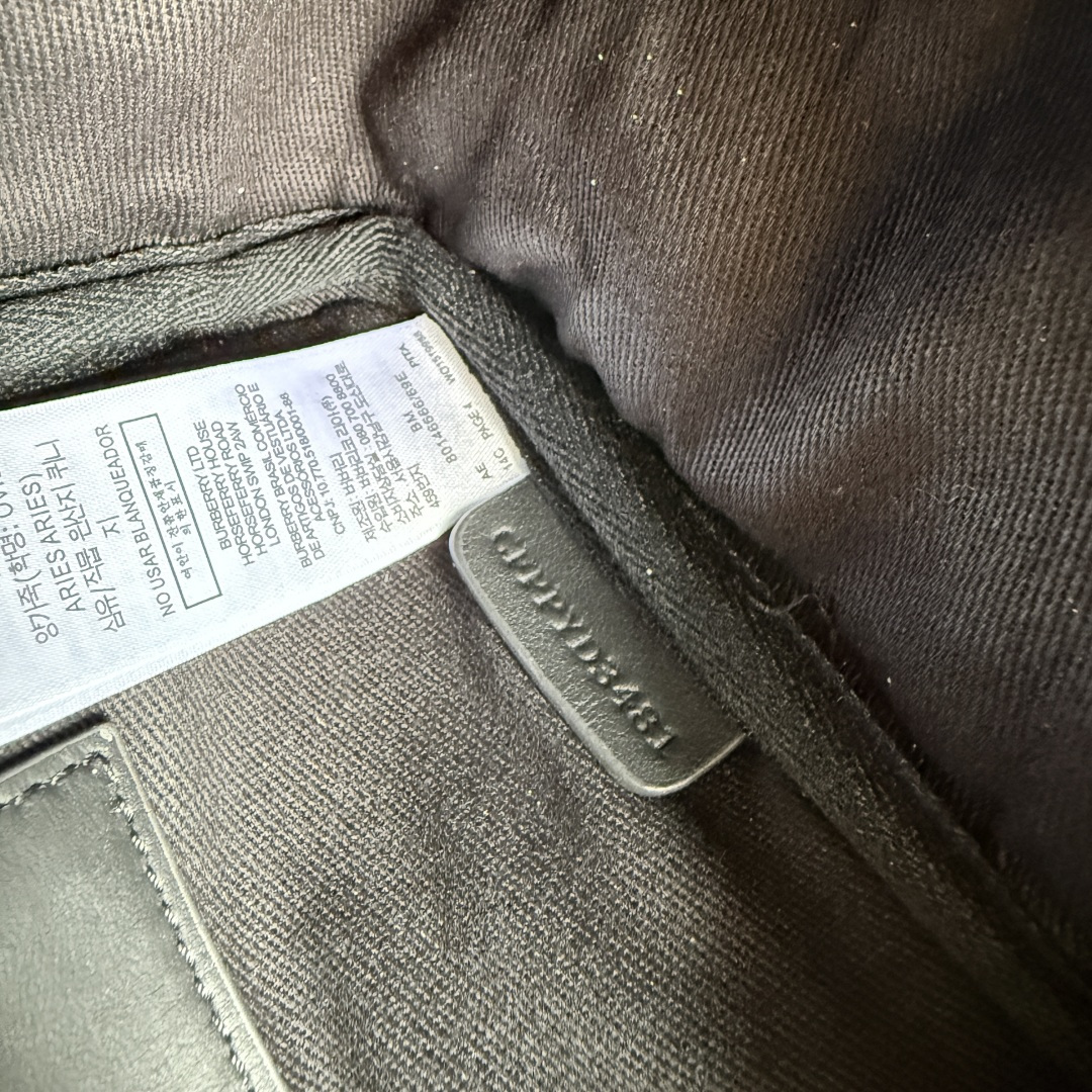 Burberry B家最新碳灰斜背包 装饰品牌大号格纹和徽标设计 设有可拆式缉明线皮革背带