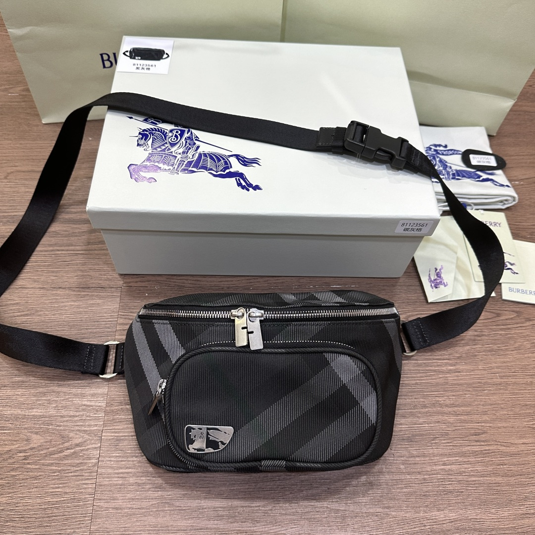 New style, arrived, B’s latest plaid waist bag and chest bag, with a durable ribbed texture and mesh panels on the back. Made of nylon inner zipper with B-shaped zipper pull. Complete with a shield-shaped plaque incorporating the brand's enameled Equestrian Knight logo (EKD). Size 27 x 7×14cm