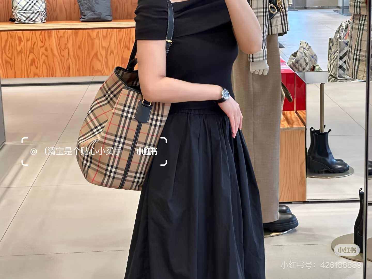 Bolso de cubo de cuadros B, ¡la talla grande es genial! En comparación con la talla pequeña, la grande es más elegante …
