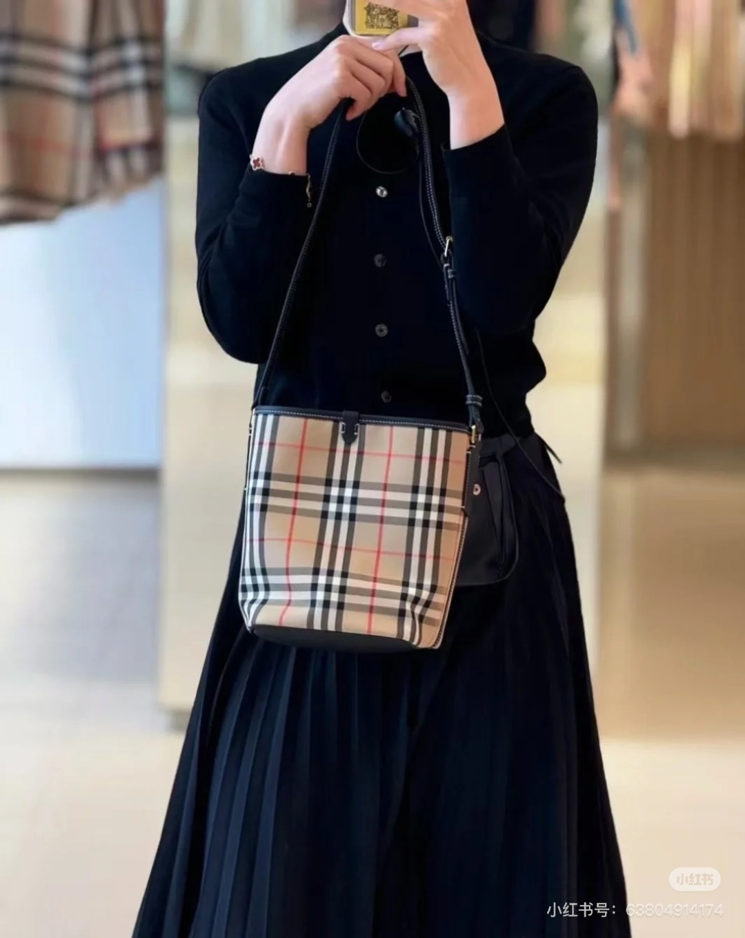 Bolso cubo pequeño de B, el estampado de cuadros me encanta, no en vano es su clásico, elegante y casual, estilo old mo…