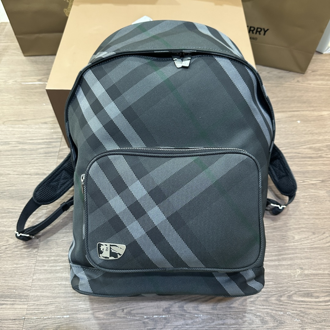 New backpack 🎒Real photos of delivery
The new black and gray plaid has a textured three-dimensional feel, interspersed with a little dark green, and has a high-end feel, and the interior also has a sense of detail.