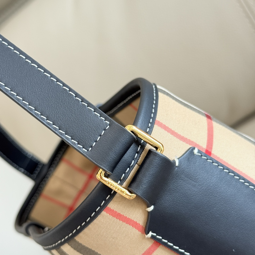 Burberry B家 英伦格纹永不过时 配色高级又百搭 感拉满水桶包型随性又能装 日常通勤、逛街约会