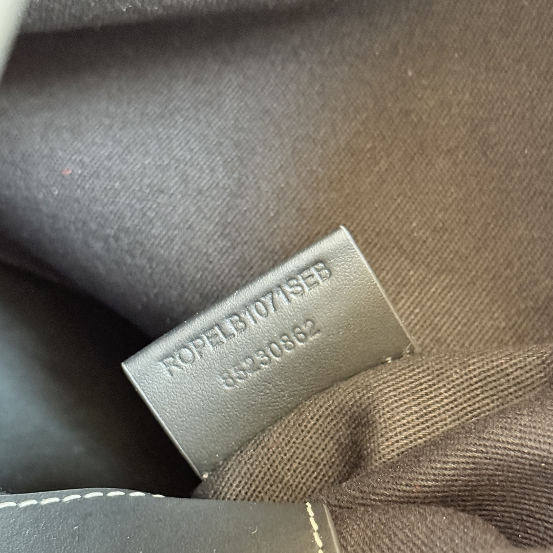 Burberry B家 英伦格纹永不过时 配色高级又百搭 感拉满水桶包型随性又能装 日常通勤、逛街约会
