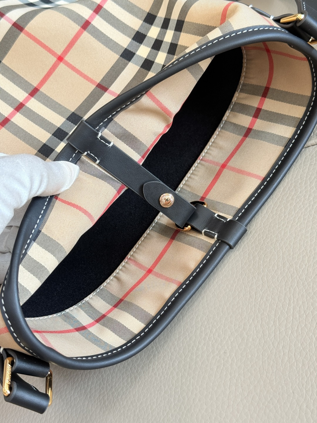 Burberry B家 英伦格纹永不过时 配色高级又百搭 感拉满水桶包型随性又能装 日常通勤、逛街约会