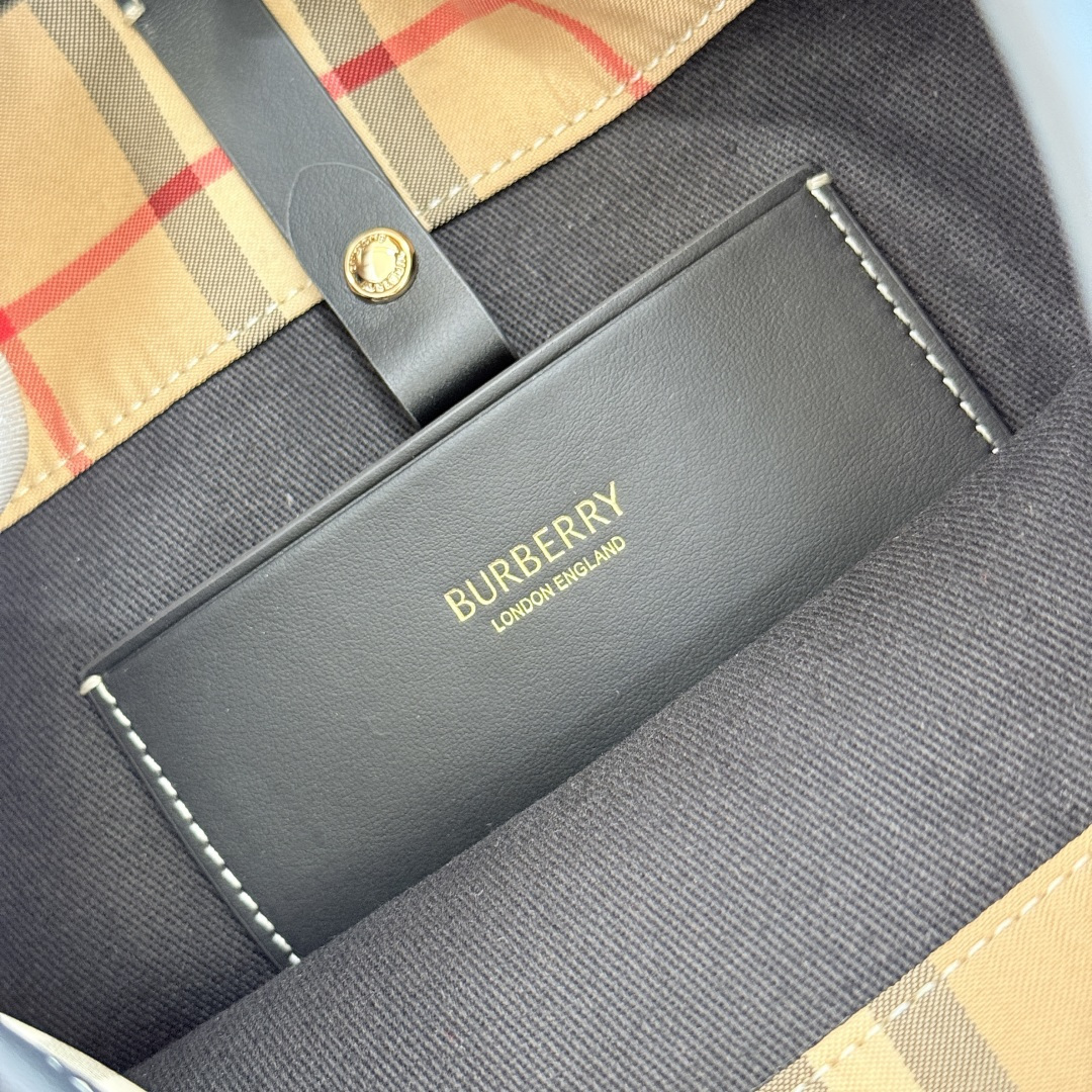 Burberry B家 英伦格纹永不过时 配色高级又百搭 感拉满水桶包型随性又能装 日常通勤、逛街约会