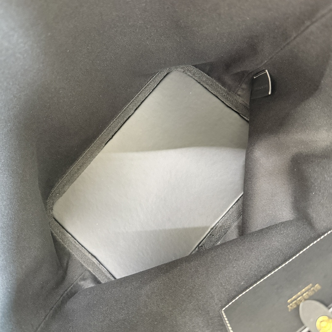 Burberry B家 英伦格纹永不过时 配色高级又百搭 感拉满水桶包型随性又能装 日常通勤、逛街约会