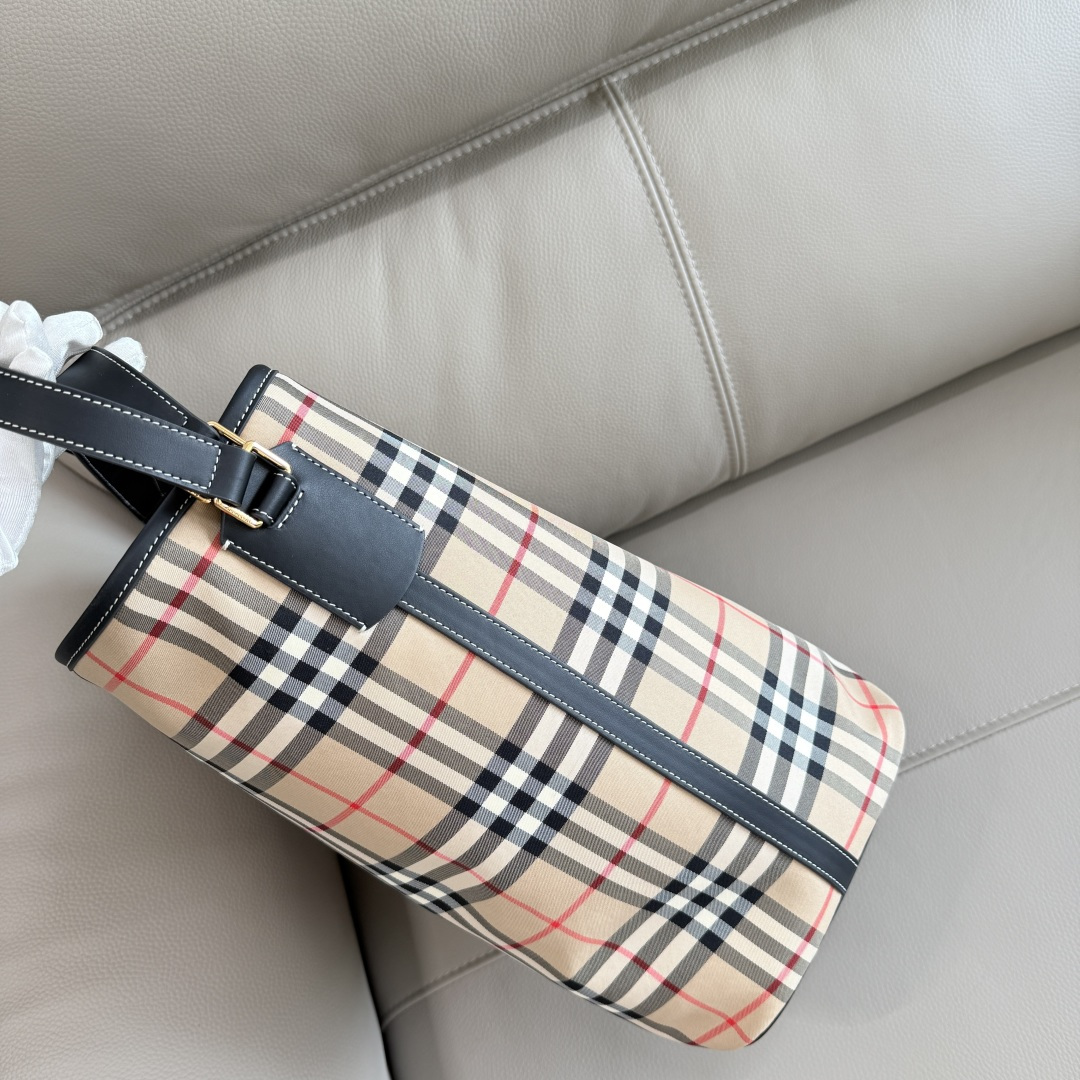 Burberry B家 英伦格纹永不过时 配色高级又百搭 感拉满水桶包型随性又能装 日常通勤、逛街约会