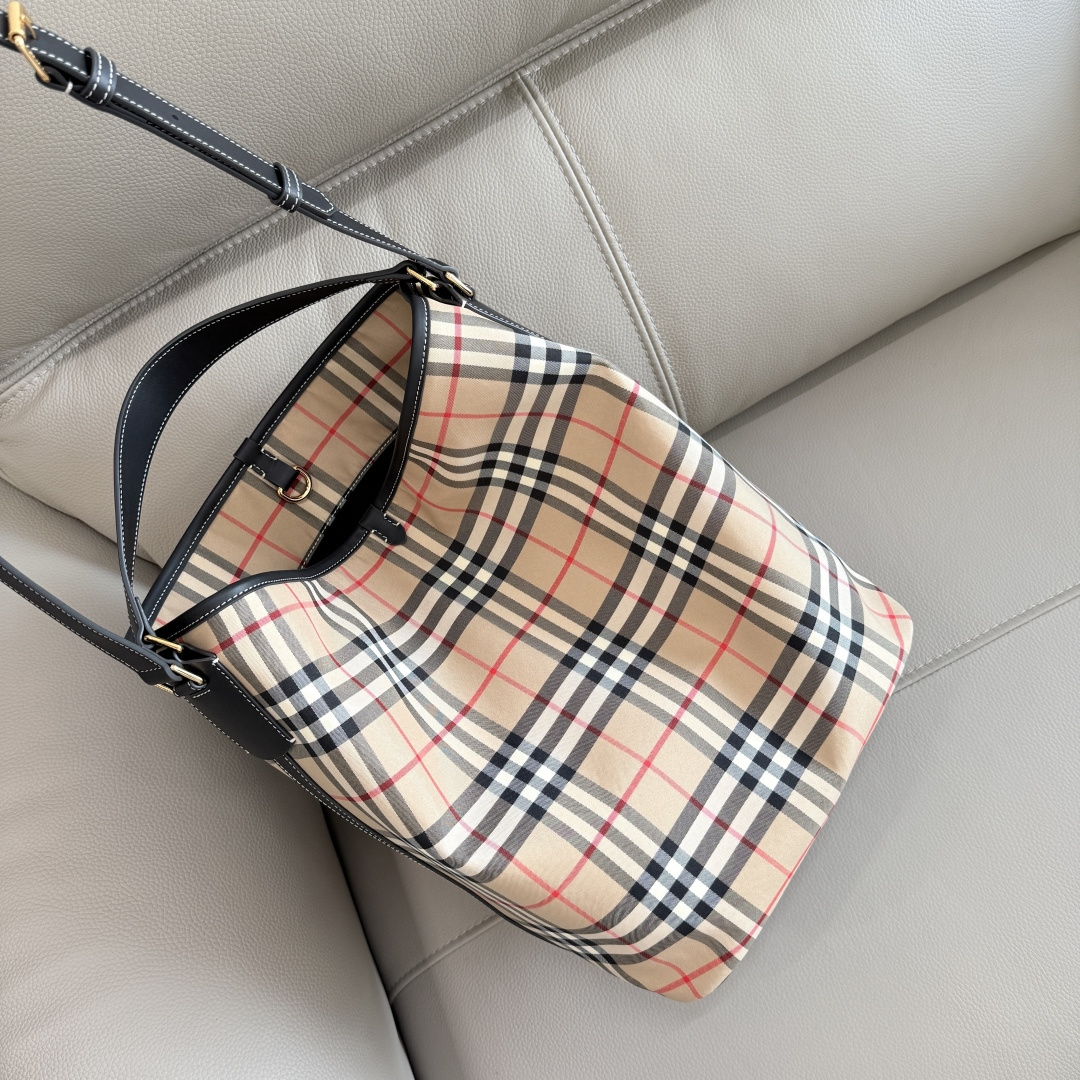 Burberry B家 英伦格纹永不过时 配色高级又百搭 感拉满水桶包型随性又能装 日常通勤、逛街约会