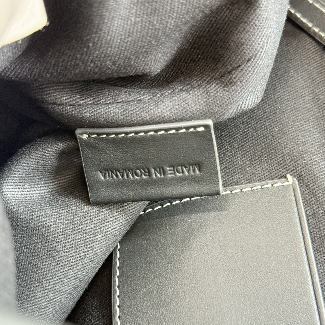Burberry B家 英伦格纹永不过时 配色高级又百搭 感拉满水桶包型随性又能装 日常通勤、逛街约会