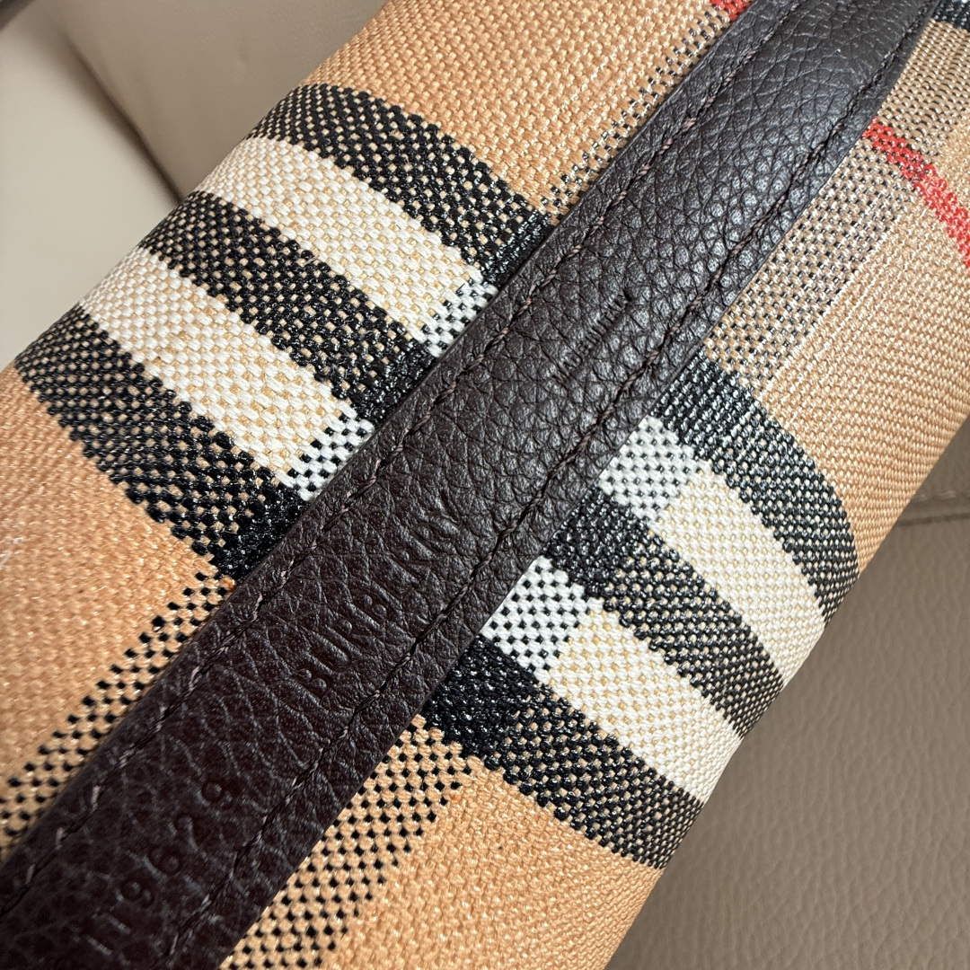 Burberry 新款双面迷你托特包 于意大利工坊精制而成 反面为 Burberry 格纹棉质亚麻混纺面料