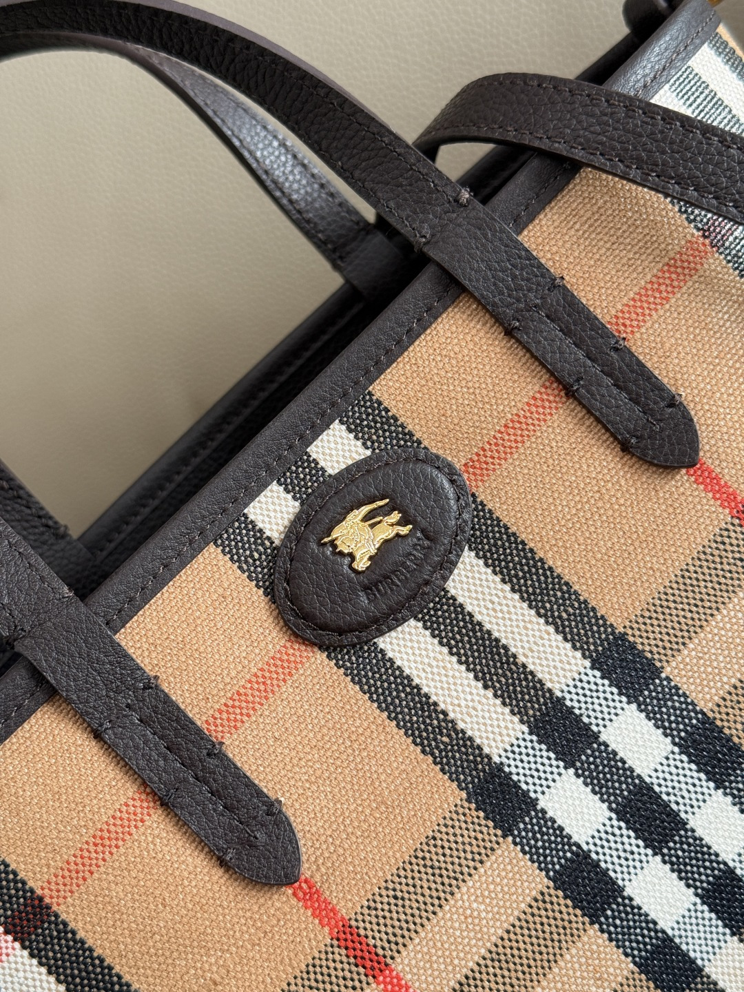 Burberry 新款双面迷你托特包 于意大利工坊精制而成 反面为 Burberry 格纹棉质亚麻混纺面料