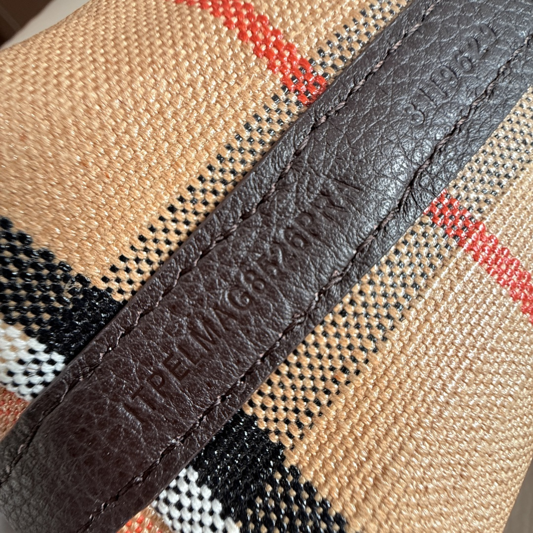 Burberry 新款双面迷你托特包 于意大利工坊精制而成 反面为 Burberry 格纹棉质亚麻混纺面料