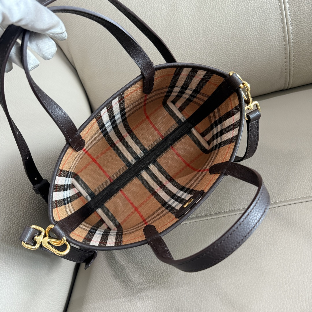 Burberry 新款双面迷你托特包 于意大利工坊精制而成 反面为 Burberry 格纹棉质亚麻混纺面料