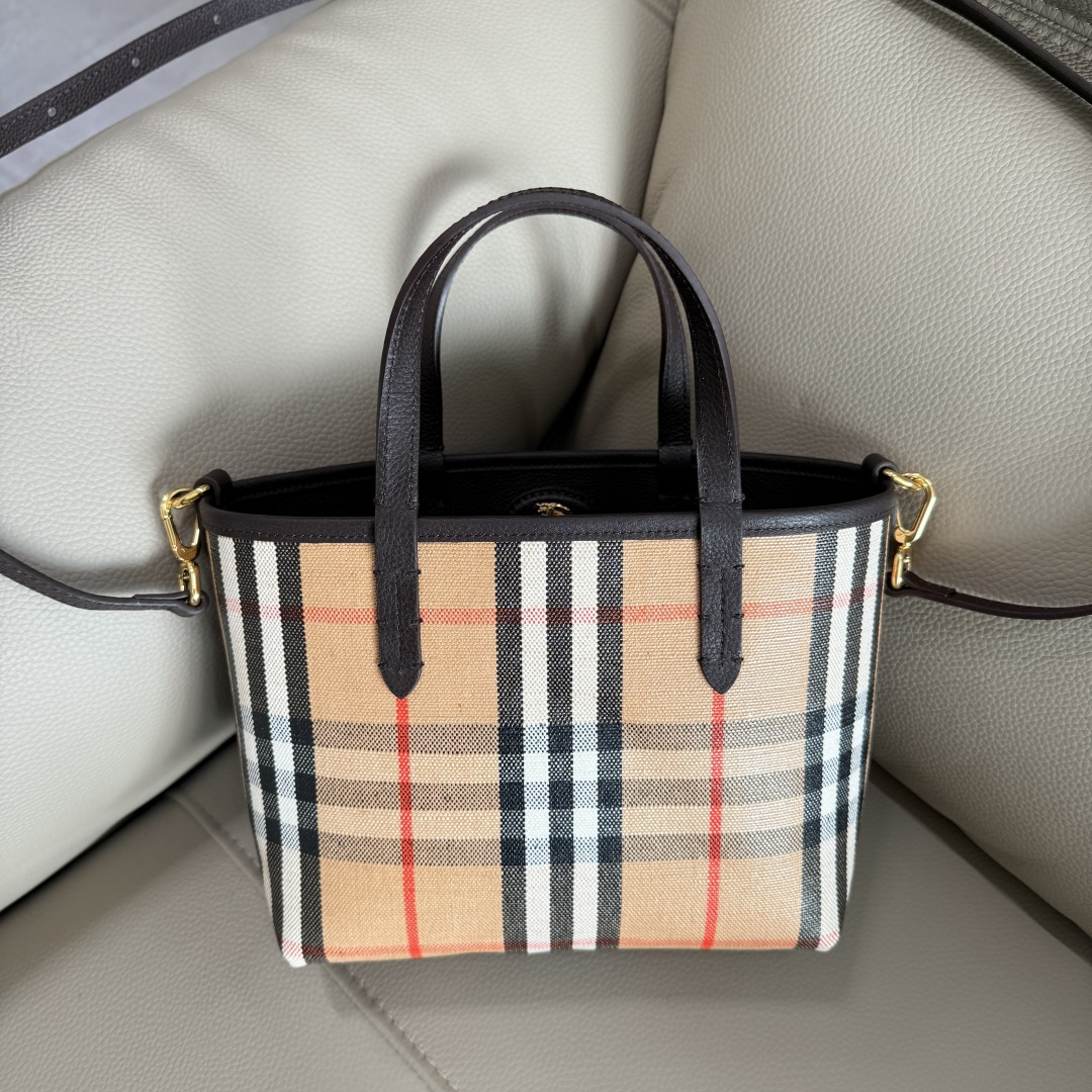 Burberry 新款双面迷你托特包 于意大利工坊精制而成 反面为 Burberry 格纹棉质亚麻混纺面料