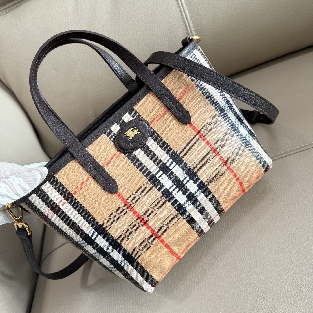 Burberry 新款双面迷你托特包 于意大利工坊精制而成 反面为 Burberry 格纹棉质亚麻混纺面料