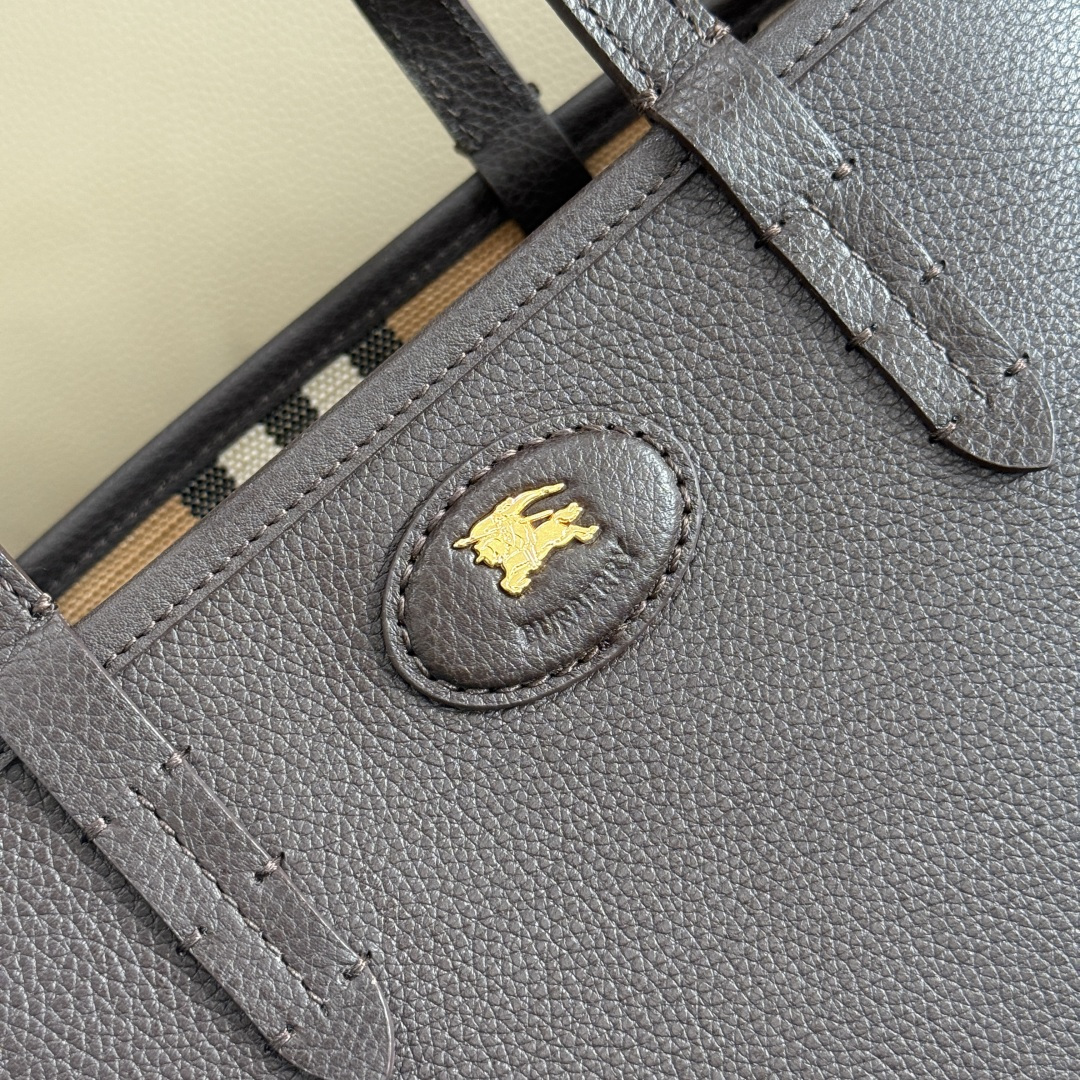 Burberry 新款双面迷你托特包 于意大利工坊精制而成 反面为 Burberry 格纹棉质亚麻混纺面料