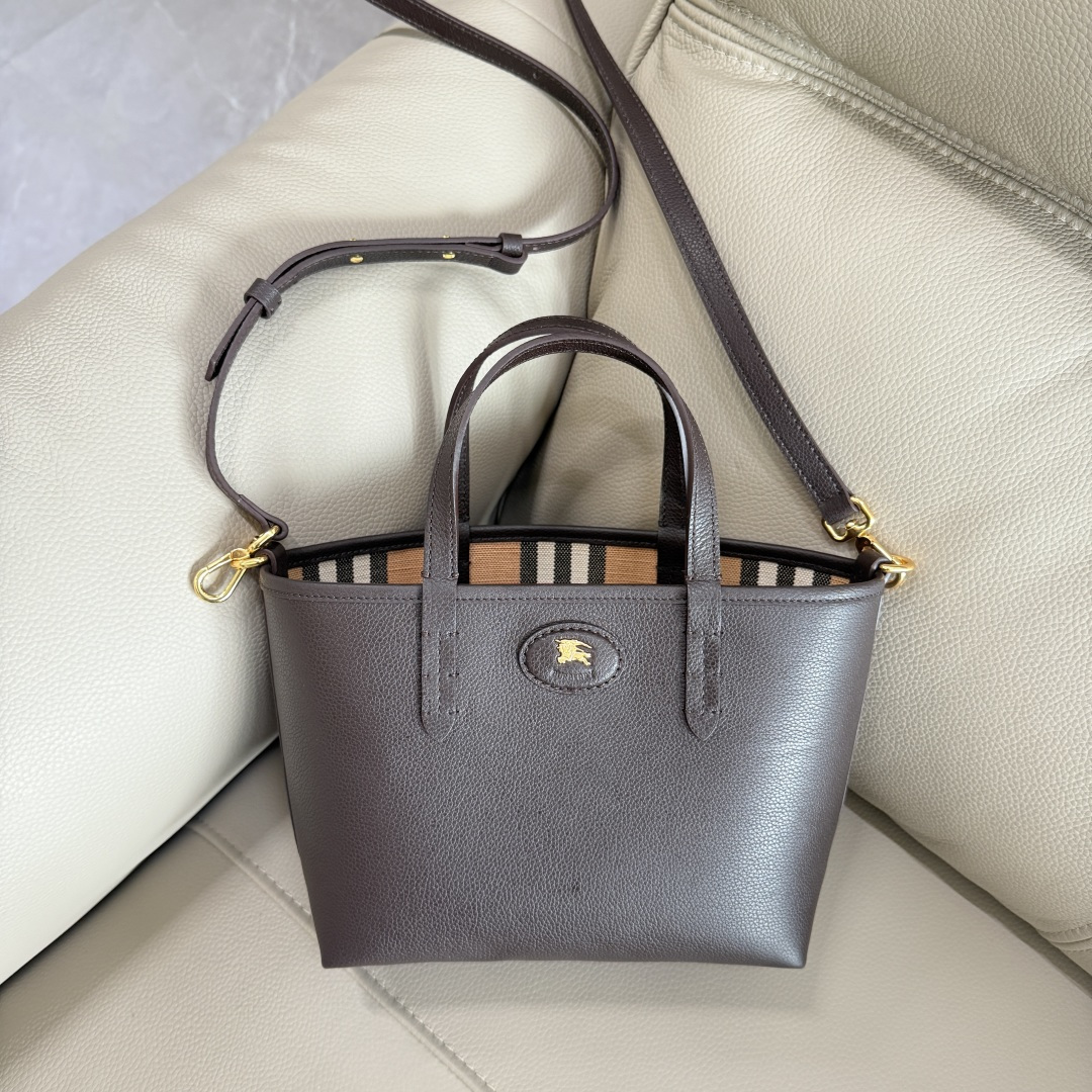 Burberry 新款双面迷你托特包 于意大利工坊精制而成 反面为 Burberry 格纹棉质亚麻混纺面料