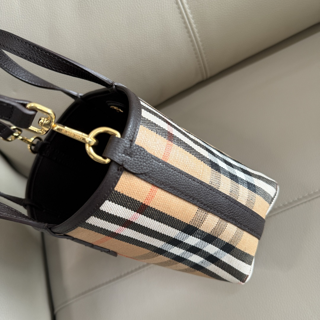 Burberry 新款双面迷你托特包 于意大利工坊精制而成 反面为 Burberry 格纹棉质亚麻混纺面料