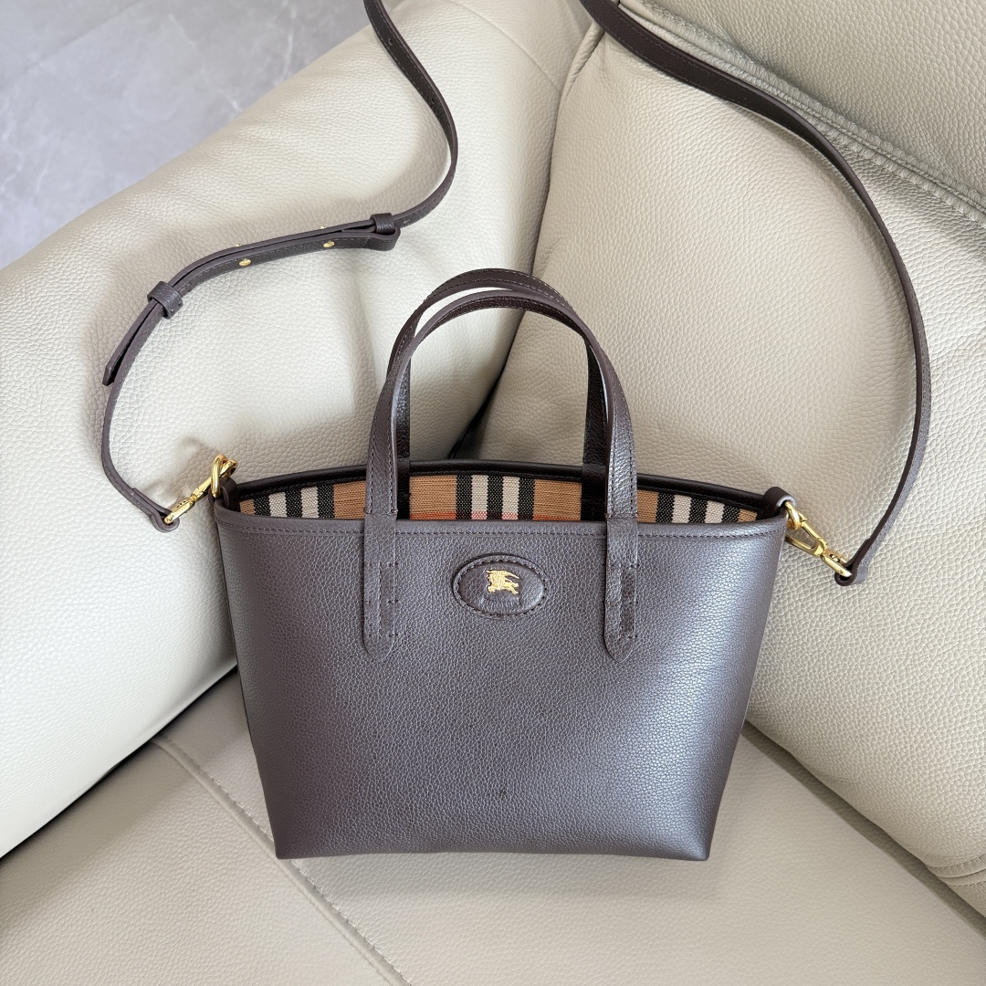 Burberry 新款双面迷你托特包 于意大利工坊精制而成 反面为 Burberry 格纹棉质亚麻混纺面料