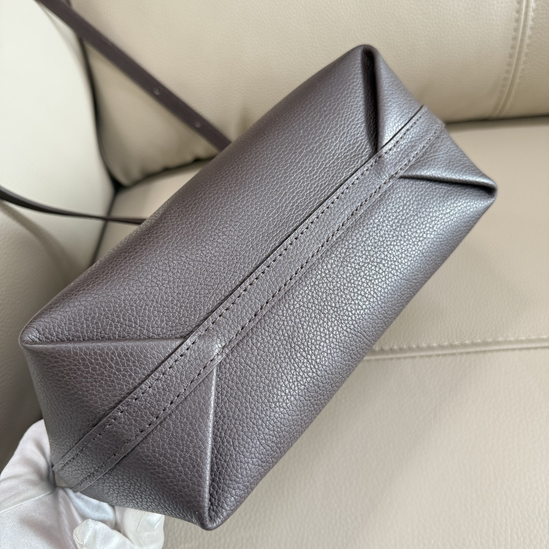 Burberry 新款双面迷你托特包 于意大利工坊精制而成 反面为 Burberry 格纹棉质亚麻混纺面料