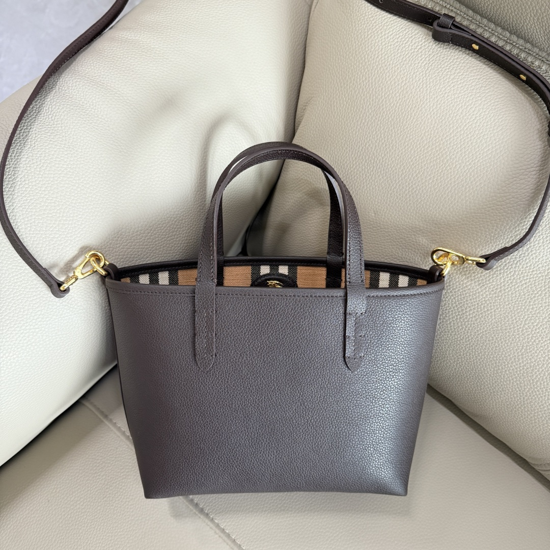 Burberry 新款双面迷你托特包 于意大利工坊精制而成 反面为 Burberry 格纹棉质亚麻混纺面料